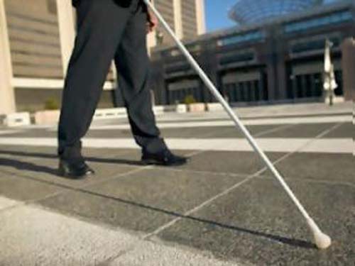 ΦΩΤΟ-Στήνουν τραπεζάκια πάνω σε διαβάσεις τυφλών