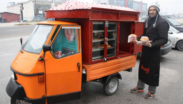 ΦΩΤΟ-Ένα τρίκυκλο… τυροπιτάδικο