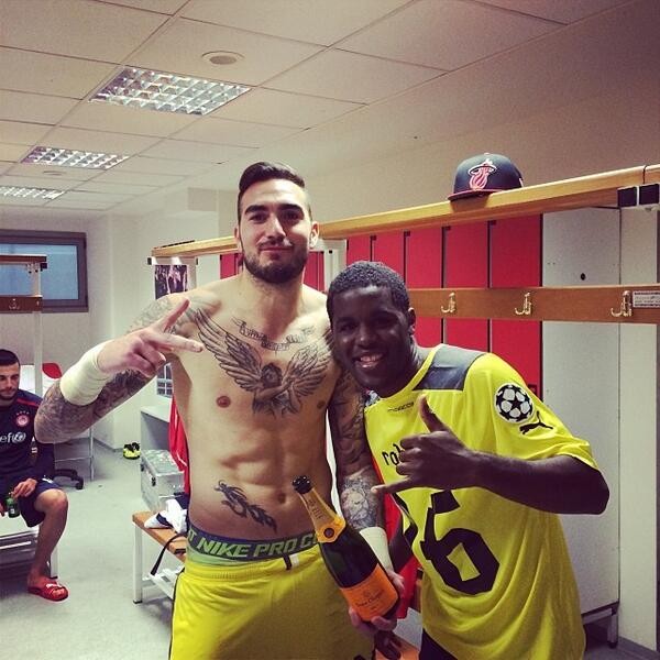 ΦΩΤΟ-Άνοιξαν σαμπάνιες στα αποδυτήρια