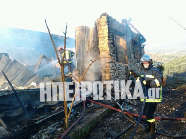 ΦΩΤΟ-Στις φλόγες σπίτι στα Γιάννενα