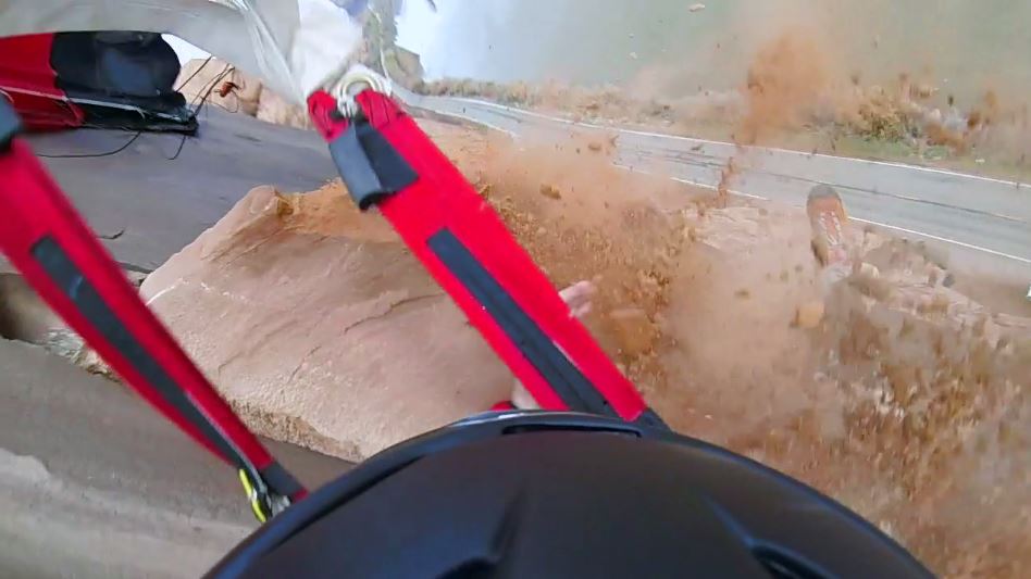 ΒΙΝΤΕΟ-Απίστευτο ατύχημα BASE jumper