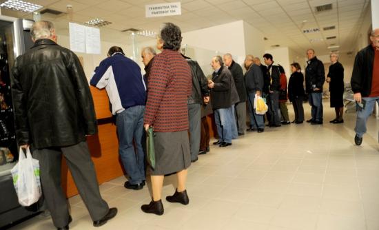 «Ψαλίδι» στις νέες συντάξεις και στην επιχορήγηση ΕΚΑΣ