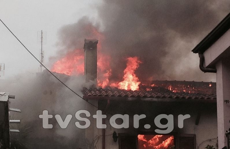 ΒΙΝΤΕΟ-Πυρκαγιά σε σπίτι στη Λαμία