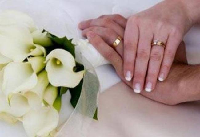 Μπαίνει στο τραπέζι το επίδομα γάμου