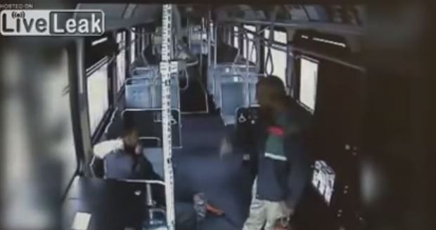 ΒΙΝΤΕΟ-Οδηγός λεωφορείου γρονθοκοπεί επιβάτη