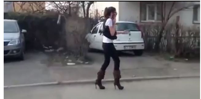 ΒΙΝΤΕΟ-Μια γυναίκα που μαθαίνει τα ψηλά τακούνια