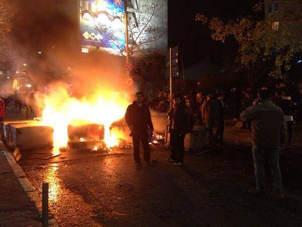 ΦΩΤΟ-Πεδίο μάχης η πλατεία Ταξίμ