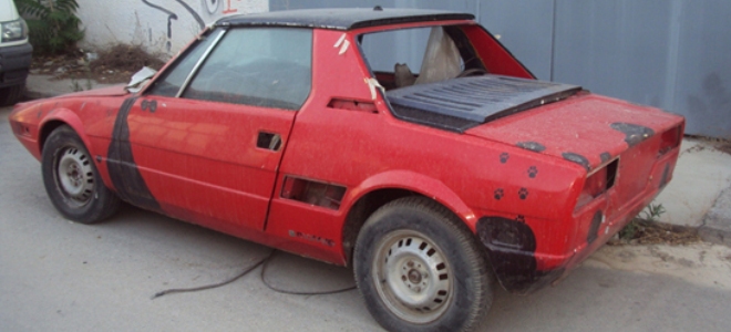 “Μαζεύουν” παρατημένα ΙΧ στο Βόλο