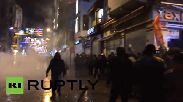 ΒΙΝΤΕΟ-«Βροχή» από χημικά στην πλατεία Ταξίμ