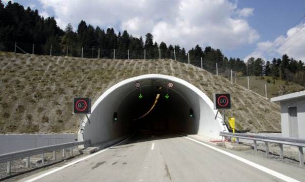 Καραμπόλα στη σήραγγα Στέρνας