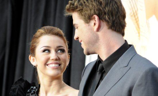 O Liam Hemsworth παρακαλά τη Miley Cyrus