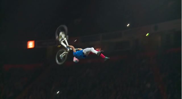 BINTEO-Διπλό μπάκφλιπ με ποδήλατο