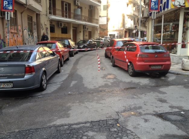 ΤΩΡΑ-ΦΩΤΟ-Έξω από το σπίτι του άνδρα που απειλεί να αυτοκτονήσει