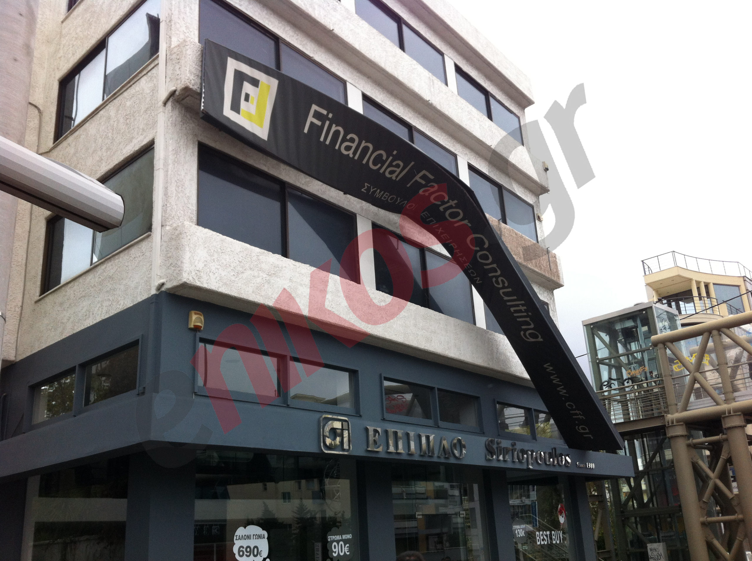 ΤΩΡΑ-ΦΩΤΟ-Ταμπέλα «κρέμεται» στον αέρα