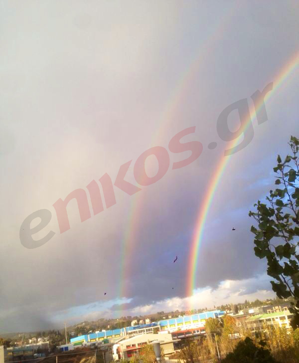 ΦΩΤΟ-Διπλό ουράνιο τόξο στον ουρανό