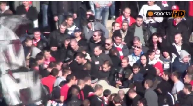 BINTEO-Yποχρέωσαν σε “στριπτίζ” αντίπαλο οπαδό