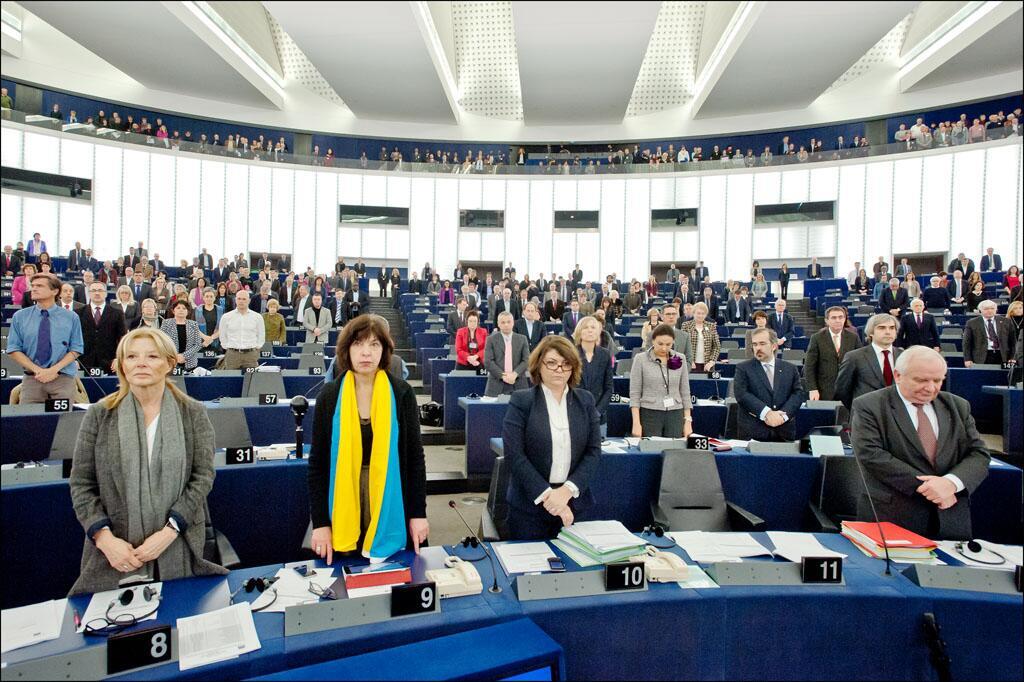 ΦΩΤΟ-Ενός λεπτού σιγή για τον Μαντέλα