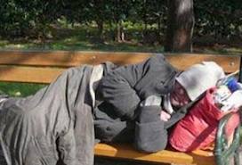 Άστεγοι προσποιούνται τους ασθενείς για ένα πιάτο φαί