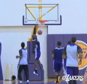 ΒΙΝΤΕΟ-Ο Κόμπε είναι καλά και…καρφώνει