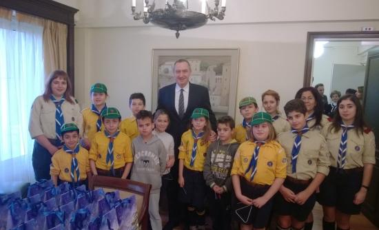 ΒΙΝΤΕΟ-Κάλαντα στον Μιχελάκη