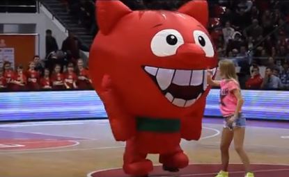 ΒΙΝΤΕΟ-Η μασκότ κατάπιε την τσιρλίντερ