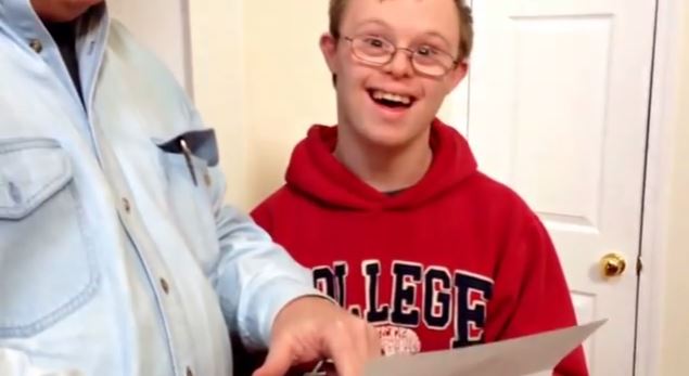 BINTEO-Νεαρός με σύνδρομο Down μπαίνει στο Πανεπιστήμιο