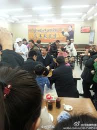 ΦΩΤΟ-Πρόεδρος κράτους… στην ουρά για φαγητό