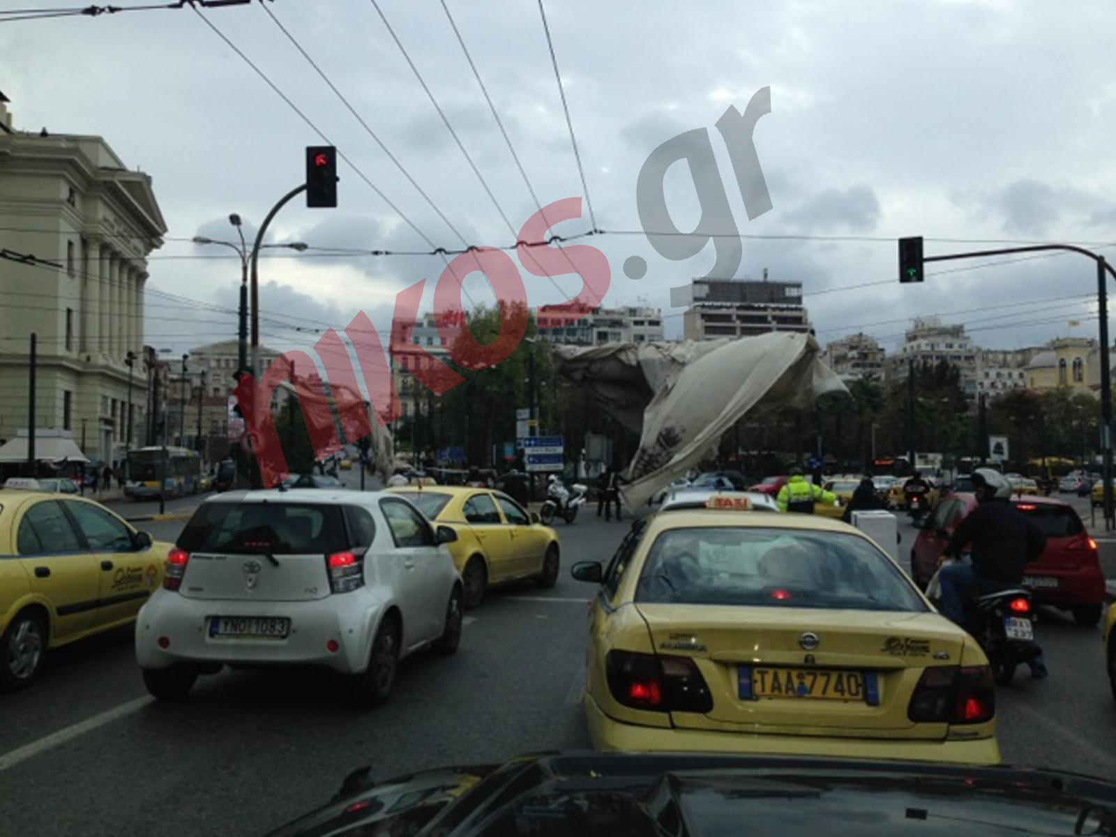 ΤΩΡΑ-ΦΩΤΟ-Έπεσε το πανό του πύργου Πειραιά