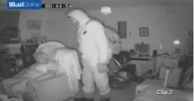 ΒΙΝΤΕΟ-Ο ληστής την έπιασε στον…ύπνο