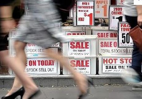 “Εισβολή” καταναλωτών για τις εκπτώσεις