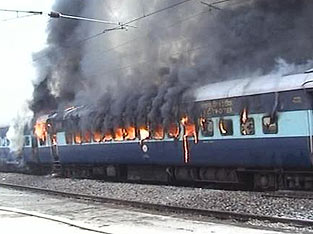 Ινδία: Δεκάδες νεκροί από πυρκαγιά σε τρένο
