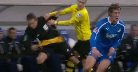 ΒΙΝΤΕΟ-Ο Ρόις έκανε φάουλ στον επόπτη