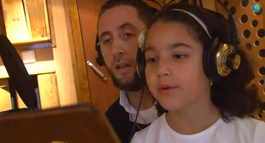 ΒΙΝΤΕΟ-Ιερέας κάνει ντουέτο με 8χρονο κορίτσι