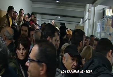 ΒΙΝΤΕΟ-Ουρές για να καταθέσουν τις πινακίδες