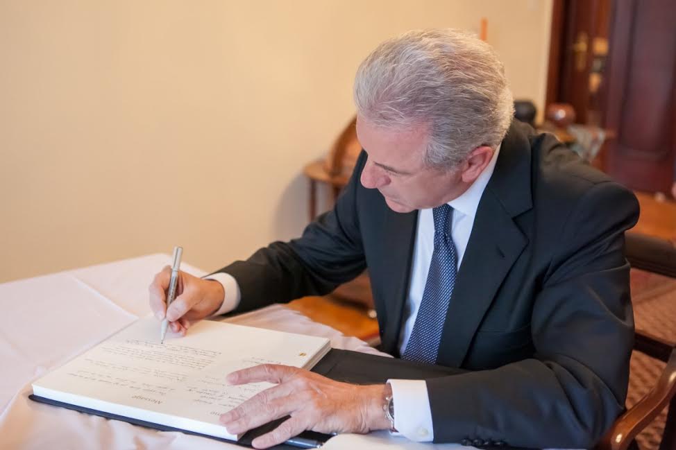 ΒΙΝΤΕΟ-Ο Αβραμόπουλος υπέγραψε στο βιβλίο συλλυπητηρίων για τον Μαντέλα