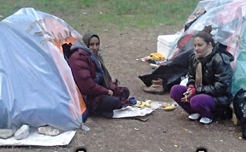 ΦΩΤΟ-Εξαμελής οικογένεια στη Λέσβο ζει σε σκηνές