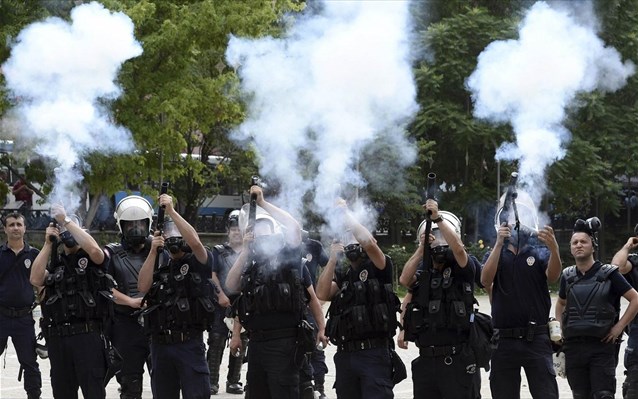 Χειροπέδες σε γιους υπουργών
