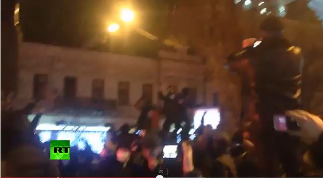 ΒΙΝΤΕΟ-Γκρέμισαν το άγαλμα του Λένιν