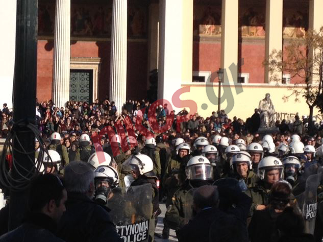 ΤΩΡΑ-ΦΩΤΟ-500 άτομα “εγκλωβισμένα” στα Προπύλαια