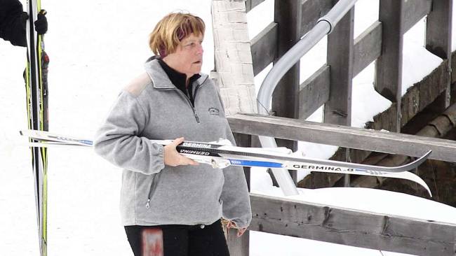 ΦΩΤΟ-Η Μέρκελ κάνει σκι στην Ελβετία