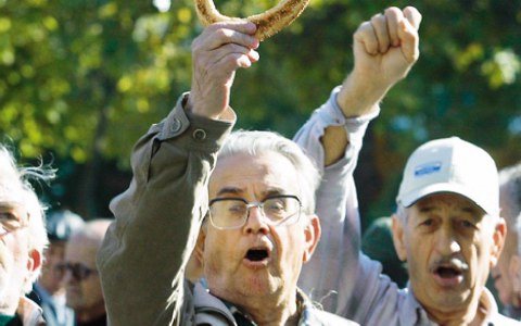 Οι συνταξιούχοι βγαίνουν στους δρόμους