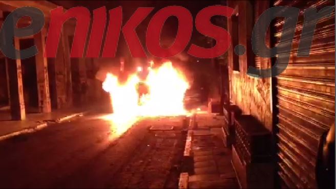 ΒΙΝΤΕΟ-Στις φλόγες ΙΧ στα Εξάρχεια