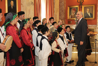 Τα κάλαντα στον Πρόεδρο της Βουλής