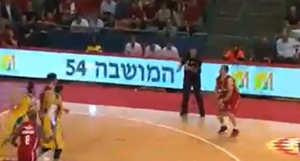 ΒΙΝΤΕΟ-Νικητήριο τρίποντο με…ασίστ από τον διαιτητή