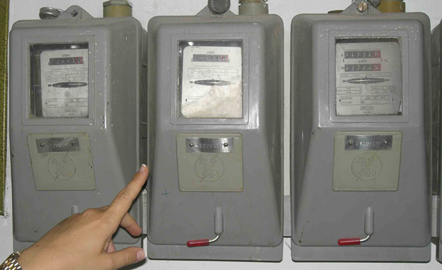 Τους έκοψαν το ρεύμα και έδειραν τον υπάλληλο