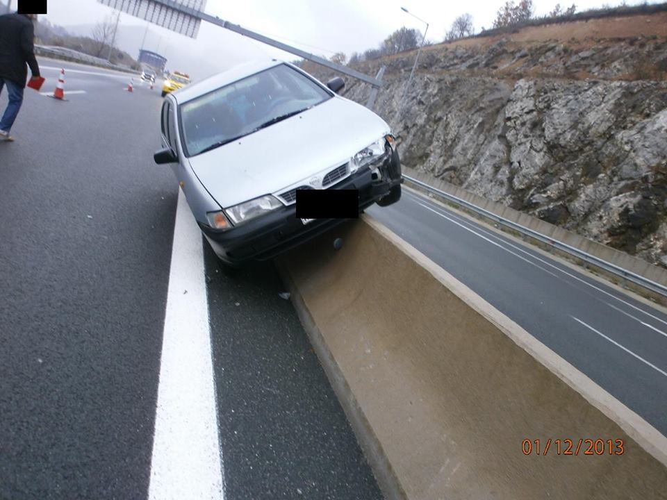 ΦΩΤΟ-Το αμάξι σκαρφάλωσε στο προστατευτικό διάζωμα