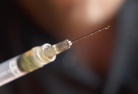 Κάρφωσε σύριγγα στο χέρι αστυνομικού