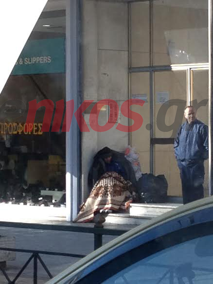 ΦΩΤΟ-Άστεγος αντιμέτωπος με το κρύο