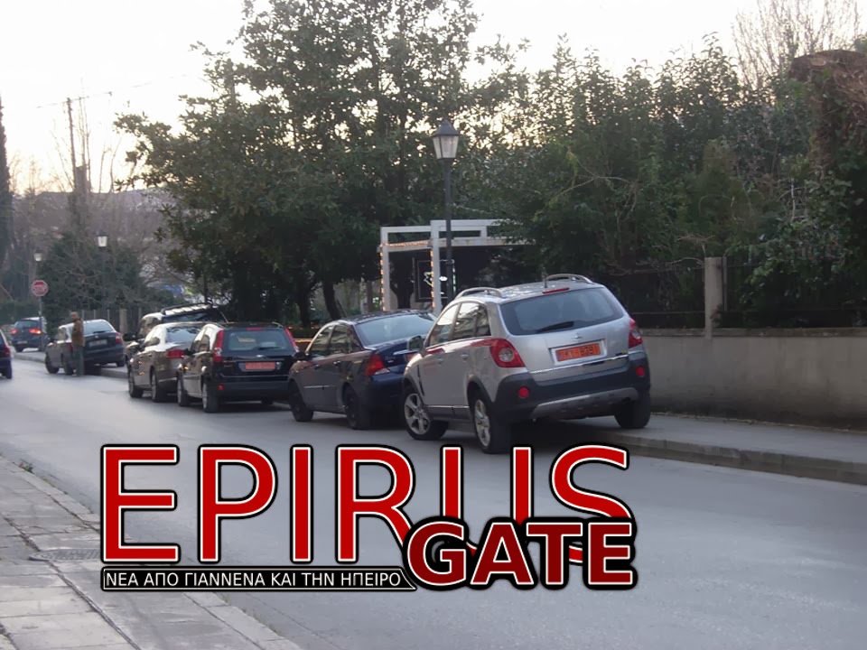 ΦΩΤΟ-Κρατικά αυτοκίνητα πάνω στο πεζοδρόμιο