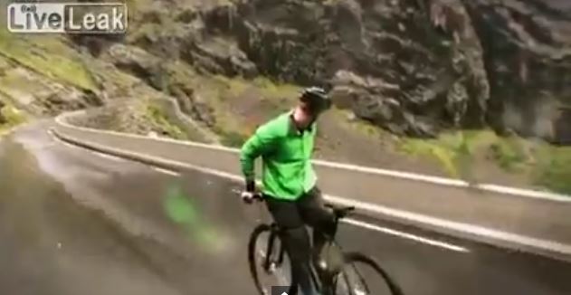 ΒΙΝΤΕΟ-Ο ποδηλάτης με τα μάτια στη πλάτη